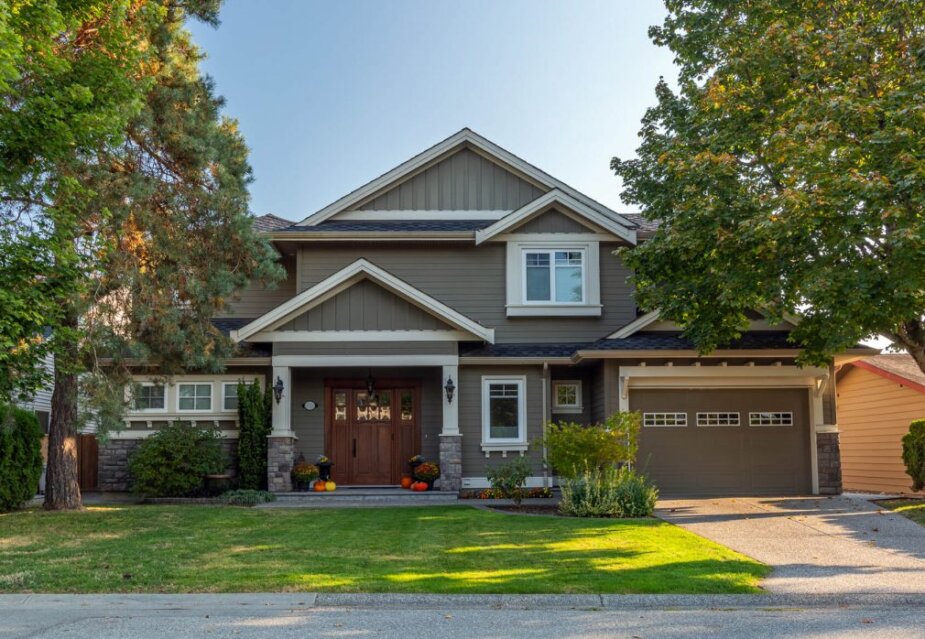 Siding contractors in Portland, OR - working with siding planks, panels, shingles