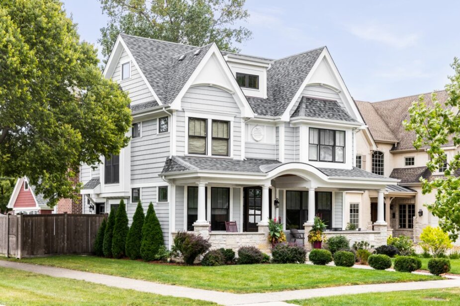 Siding contractors in Chicago, IL - working with siding lap, panels, shingles