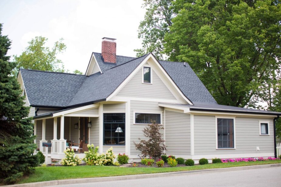 Siding contractors in Kansas City, MO - working with siding planks, panels, shingles