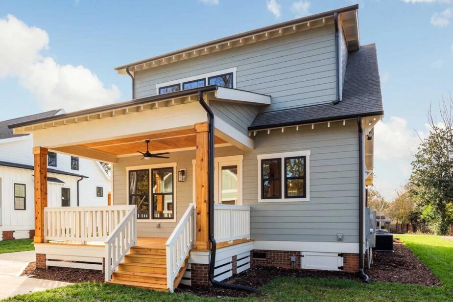 Siding contractors in Charleston, SC - working with siding planks, panels, shingles