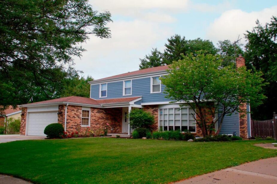 Siding contractors in Moncton - working with siding planks, panels, shingles