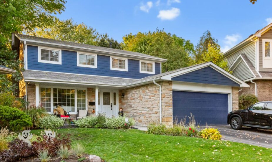 Siding contractors in Ottawa, ON - working with siding planks, panels, shingles