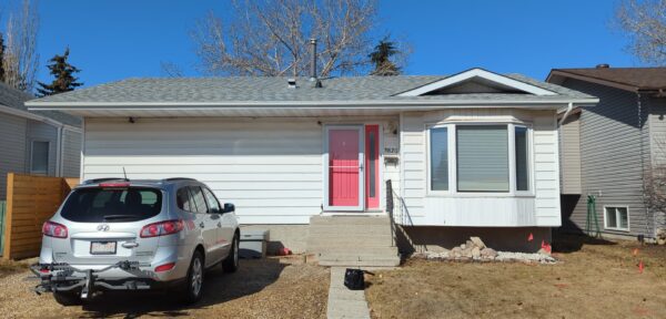 Removed vinyl siding and install 1” rigid foam Silverboard GPS insulation and Royal Sage Green vinyl siding