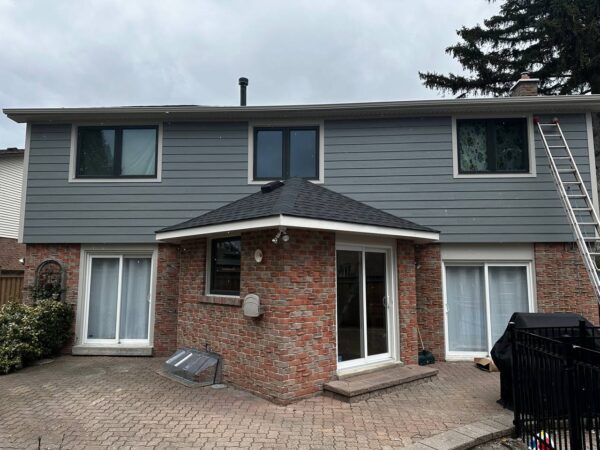 Complete renovation; replacement of old aluminum siding for James Hardie Planks.