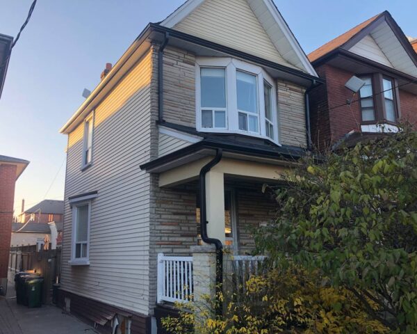 Vinyl laps D5” bevel siding installation in Marine Dusk.