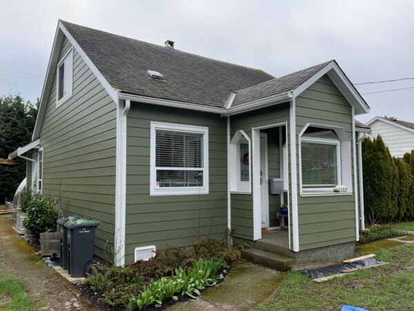 Vinyl to JH Plank (7’’ reveal) in Mountain Sage siding installation in Victoria