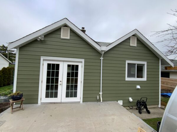 Vinyl to JH Plank (7’’ reveal) in Mountain Sage siding installation in Victoria